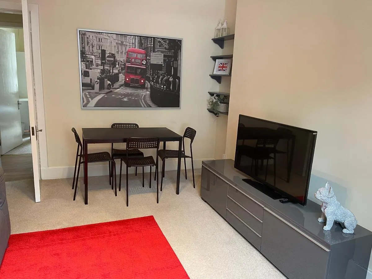 Apartment Beautiful 2 Bedroom Apartment- Prime Location, Aberdeen Centre