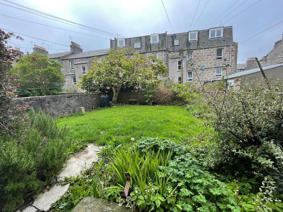 Beautiful 2 Bedroom Apartment- Prime Location, Aberdeen Centre Apartment