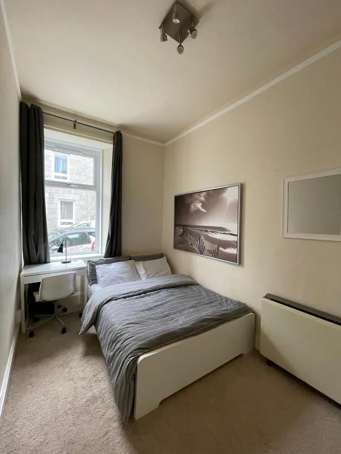 Beautiful 2 Bedroom Apartment- Prime Location, Aberdeen Centre