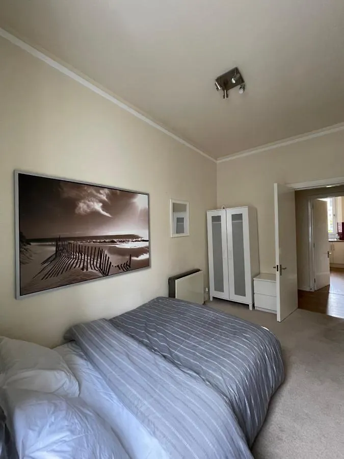 Apartment Beautiful 2 Bedroom Apartment- Prime Location, Aberdeen Centre