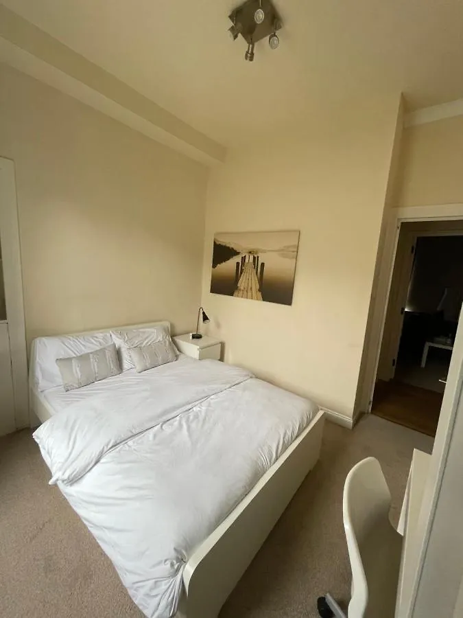 Beautiful 2 Bedroom Apartment- Prime Location, Aberdeen Centre Apartment
