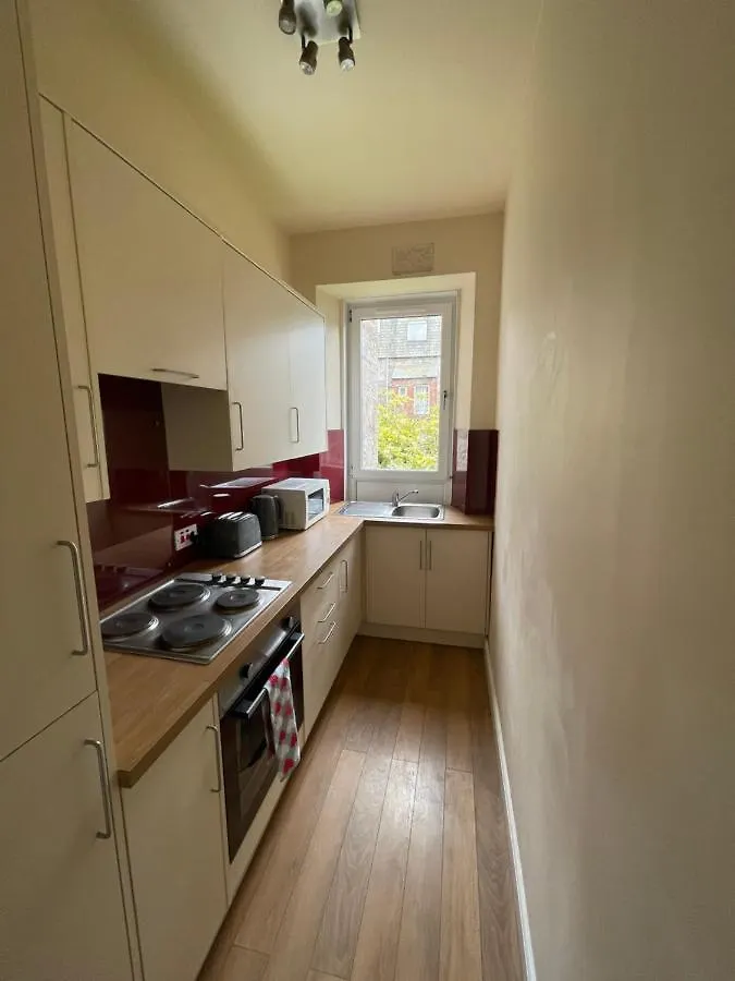 Beautiful 2 Bedroom Apartment- Prime Location, Aberdeen Centre Apartment